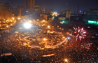 Idag är det 13 år sedan den arabiska vårens andra stora folkliga resning når framgång då Egyptens president Hosni Mubarak och hans regim störtas. Bilden visar jublande demonstranter på Tahrir-torget i Kairo efter att Mubaraks avgång tillkännagivits.