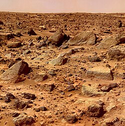 Sol jonché de rochers volcaniques vu par Mars Pathfinder le 8 septembre 1999[128].