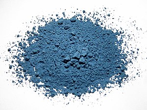 Azuritul măcinat a fost adesea folosit în Renaștere ca substitut pentru mult mai scumpul lapis lazuli. Se obținea din el un albastru bogat, dar instabil, putea deveni verde închis în timp.