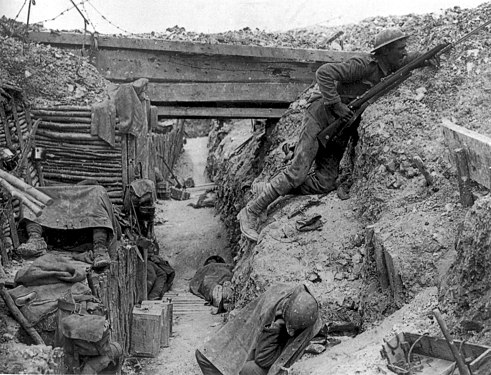 سنگری در جنگ جهانی اول که سربازان بریتانیایی در آن قرار دارند.
