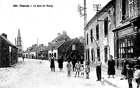 Tourch : le Haut du bourg vers 1925 (carte postale).