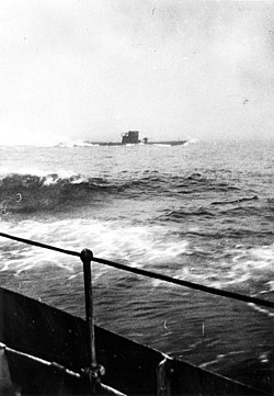 Німецький підводний човен U-210, що атакував конвой SC 94. Світлина з борту канадського есмінця «Ассінібойн». 6 серпня 1942