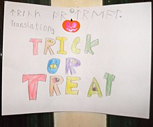 Halloween-Spruch "Trick or treat" in angelsächsischen Runen auf Schild an Haustür - Melbourne, Australien - 2012