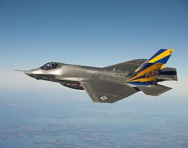 Amerika Birleşik Devletleri Deniz Kuvvetleri tipi bir F-35 Lightning II, Chesapeake Körfezi üzerinde test uçuşu yaparken. Kısa adı F-35C olan bu model, geniş kanat yüzey alanı ve güçlendirilmiş iniş takımları ile uçak gemisine iniş-kalkış için tasarlanmıştır. (Şubat 2011) (Üreten:Andy Wolfe (Amerika Birleşik Devletleri Deniz Kuvvetleri))
