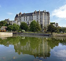 Le Loir au pied du château de Châteaudun.