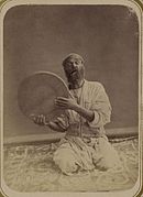 Erdialdeko Asiako dayra danborra. 1865 eta 1872 urteen artean egindako argazkia.