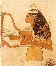 La gent de les pintures murals de l'antic Egipte sovint es mostrava amb pell taronja o groc-taronja, pintada amb un pigment anomenat realgar