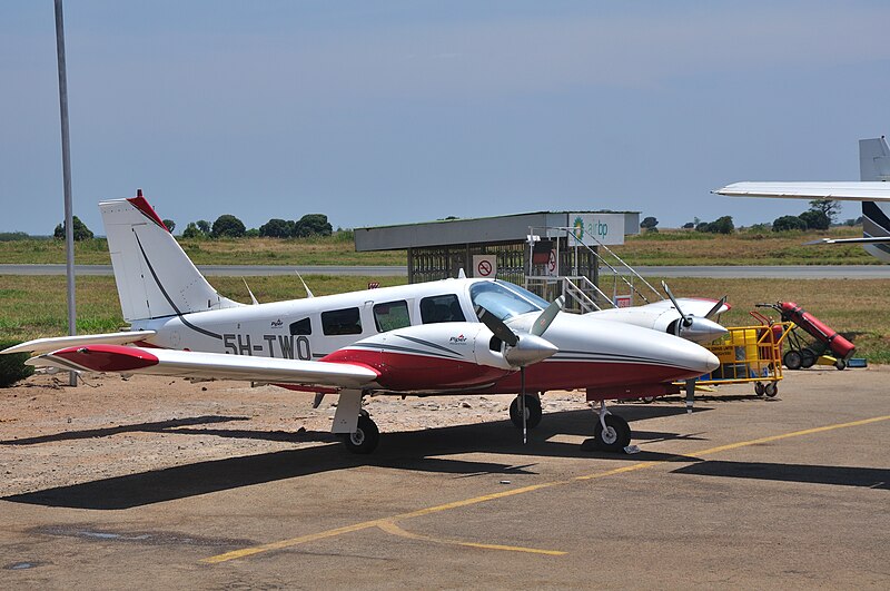 File:Piper PA-34 Seneca 2010-09-14 Tanzania Mwanza Mwanza.jpg