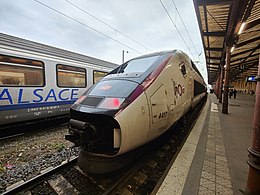 Rame inOui n°4417 en gare de Strasbourg-Ville, attendant une autre rame pour un service vers la gare de Paris-Est, en avril 2023.
