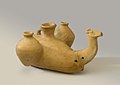 Ятҡан дөйә күренешендәге судно, кувшин менән, б. э. т. 250 — 224 й., Бруклин музейы