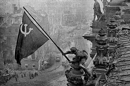 Levas flagon sur la Reichstag, dum batalo de Berlino