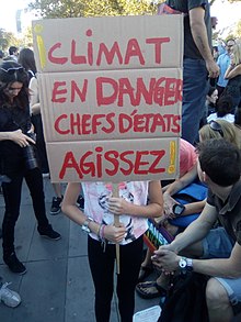 Pancarte en carton sur laquelle est écrit « Climat en danger, chefs d'État agissez ».