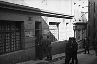 Những người lính Đức đang vào một Soldatenbordell ở Brest, Pháp (1940). Tòa nhà trước đây là một đền thờ.