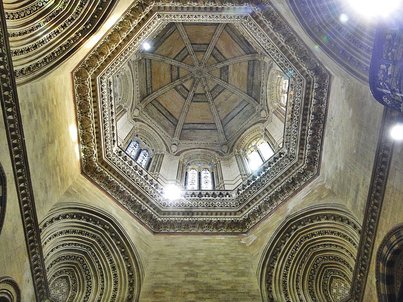 File:Chhatrapati Shivaji Terminus (formerly Victoria Terminus) - Central dome over grand staircase - 5.jpg