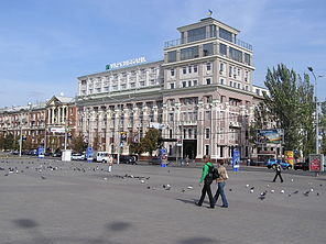 Площа Леніна, вид на будівлю «Восток-медіа»