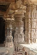 Pilares ornados de estilo Gadag en el templo Sarasvati, complejo del templo Trikuteshwara en Gadag