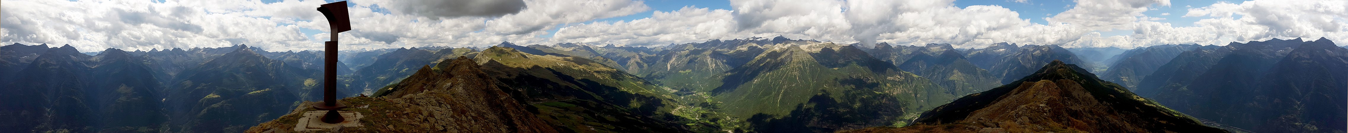 (Panorama taken from Pizzo Erra)  -    Left of the middle: Gotthardmassiv (Massiccio del San Gottardo), right of the middle Adula Alps and Alpi Ticinesi - Tessiner Alpen at both edges of the photo.