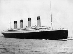 RMS Titanic[1] opouští Southampton 10. dubna 1912