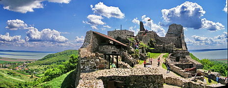 A Szigligetnél, egy vulkanikus hegy csúcsán magasodó szigligeti vár és panorámája a Balatonra