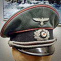 ドイツ国防軍陸軍の将校制帽。クラウン部分にナチス・ドイツの国章の国家鷲章。バンド部分には柏葉に囲まれた黒白赤（ドイツ語版）の国家色の円形章。