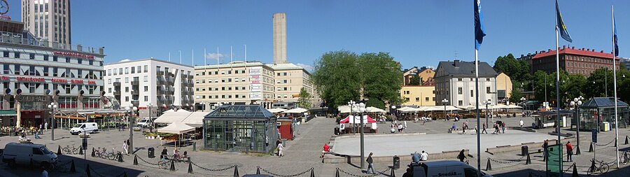 Medborgarplatsen, vy mot norr från Medborgarhusets trappa i juni 2010. Från vänster: Södermalms saluhall, bakom den Söder Torns bostadsrättsförening, i bildmitt byggnaden Göta Arkhuset med ventilationsskorstenen till Söderledstunneln, till höger syns Lillienhoffska palatset