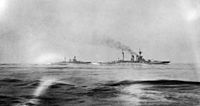 Os navios de guerra britânicos HMS Warspite e HMS Malaya partem para o confronto.