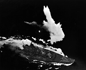 Yamato sedang tenggelam mulai dari bagian belakang