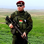 En kurdisk Peshmerga-soldat med en modifierad M16.