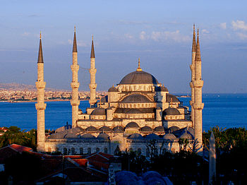 جامع السُلطان أحمد أو الجامع الأزرق في مدينة إسطنبول. يعود إلى العهد العُثماني وتحديدًا إلى عصر السُلطان أحمد الأوَّل.