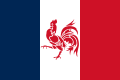 Première proposition de drapeau de la Wallonie (1907) qui est le drapeau de la France avec le coq wallon hardi rouge en son centre, également utilisé par les partisans de réunion de la Wallonie à la France.