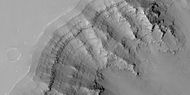 HiWish计划下高分辨率成像科学设备看到的卢罗斯谷岩层近景，这是前一幅图像的放大版。