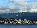 Miasto North Vancouver po pn stronie cieśniny Burrard Inlet, u stóp North Shore Mts.