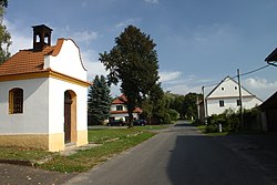 Kaple v centru obce