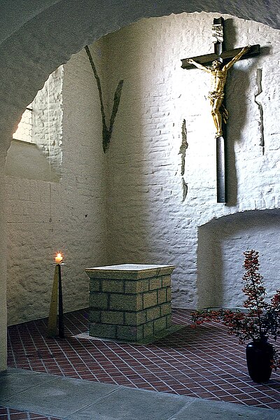 File:Ostchor St. Mauritius Mülheim-Kärlich, 1977 (Blick von der Taufkapelle).jpg