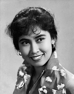Retrato da atriz indonésia Aminah Cendrakasih no final da década de 1950. Atuou em mais de uma centena de longas-metragens. Foto de Tati Photo Studio (definição 3 317 × 4 188)