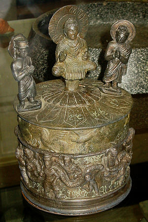 Relicário de Canisca (127 d.C.), cuchano, com Brama, Buda Gautama e Indra.