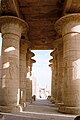 Kolumnada, w tle kolos Ramzesa II