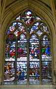 Un des vitraux nord de la nef. Joseph et la femme de Putiphar ; au-dessus : Résurrection, Portement de croix et saint Pierre en prison.
