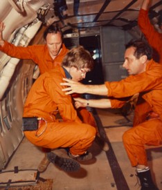 رواد الفضاء في ناسا يحاولون أقلمة أنفسهم مع متلازمة التأقلم في الفضاء في طائرة كي سي-135.
