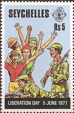 Почтовая марка Сейшельских островов с изображением счастливых граждан и армии. Марка посвящена празднику Дня освобождения Сейшельских островов в 1977 году, который отсылает к перевороту.