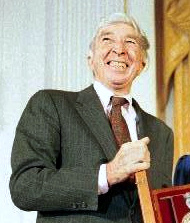 جان آپدایک در حال دریافت نشان ملی هنر در ۱۷ نوامبر ۱۹۸۹