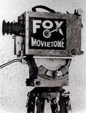Kamera film Fox movietone dengan tripod sejak tahun 1930-an