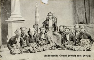 File:Goesti Ngoerah Ketoet Djilantik, radja van Boeleleng, met zijn gevolg - KITLV 1400158.jpg