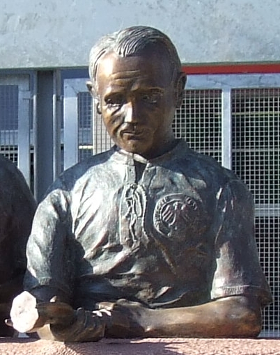 File:Werner Kohlmeyer statue.jpg