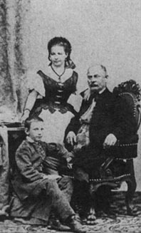 Férjével, Latabár Endrével és fiával, Kálmánnal