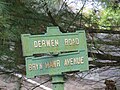 Arwyddbost 'Derwen Road' a 'Bryn Mawr Avenue'