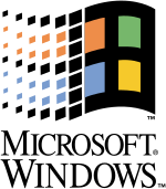 Das alte Windows-Logo als stilisiertes Fenster mit Fensterkreuz und sehr dicken Linien, die Butzenscheiben in Rot, Grün, Blau und Gelb flächig gestaltet, der linke Rand sich mosaikartig auflösend und die ganze Grafik in wehend-geschwungenen Querlinien gestaltet; darunter übereinander die Schriftzüge „Microsoft (R)“ und „Windows (TM)“ in serifenbetonter Schrift (Kapitälchen-Stil)