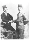 Sayyid Shaykh al-Hadi (links) zusammen mit Tengku Othman bin Abdur Rahman, dem Sohn des letzten Riau-Lingga-Sultans, bei ihrer Reise in den Nahen Osten um 1905
