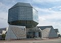 Valko-Venäjän kansalliskirjasto (M. Vinаhradаu ja V. Kramarenka, 2006) on Valko-Venäjän nykyarkkitehtuurin merkkiteoksia.