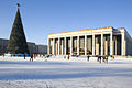 Tasavallan palatsi (arkkitehti M. Pirogov, 2001) ja tasavallan virallinen Uudenvuoden kuusi Lokakuun aukiolla.